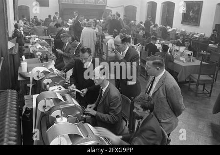 Elections, personnes derrière les machines télex, 1er juin 1966, TELEXMACHINES, ELECTIONS, Pays-Bas, Agence de presse du XXe siècle photo, nouvelles à retenir, documentaire, photographie historique 1945-1990, histoires visuelles, L'histoire humaine du XXe siècle, immortaliser des moments dans le temps Banque D'Images