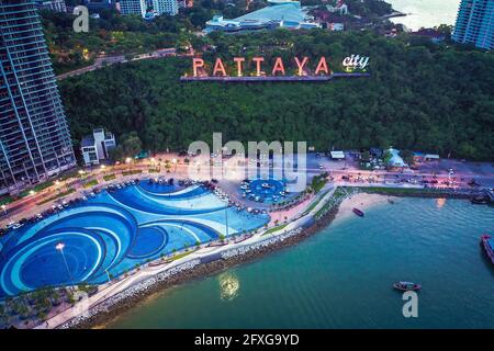 Vue aérienne de la ville de Pattaya, lettres géantes sur le sommet de la colline avec vue sur la mer, à Chonburi, Thaïlande Banque D'Images