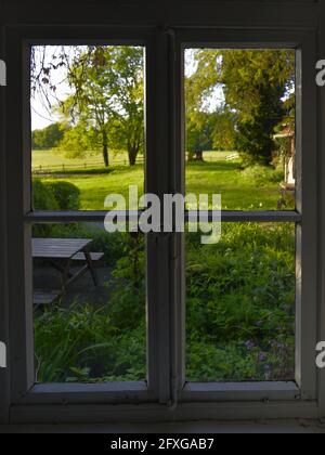 Blick aus dem Fenster dans Eine gruen, blühende Morgenlandschaft, vue de la fenêtre dans un paysage de matin verdoyant Banque D'Images