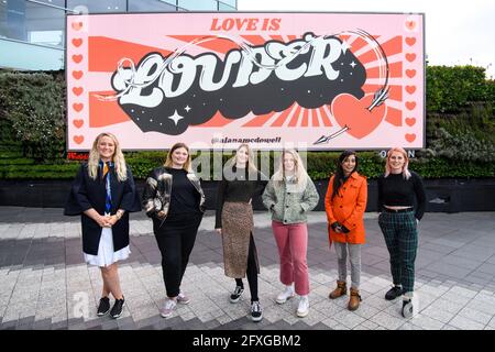 A USAGE ÉDITORIAL EXCLUSIF conservateur, Laura Nevill (3e à gauche) avec des artistes (de gauche à droite), Mary Claire Kirwan, Charlotte Meddings, Emmy Smith, Shahina Jaffer et Melissa North lors du lancement de la campagne #LetsDoLondonBetter au centre commercial Westfield, Qui vise à élever des profils d'artistes locaux et de générer un soutien pour les communautés créatives à travers le Royaume-Uni en faisant don ??1 million d'espace publicitaire numérique, Londres. Date de publication : jeudi 27 mai 2021. Banque D'Images