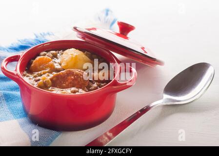 Lentilles espagnoles avec pommes de terre, carottes et chorizo Banque D'Images