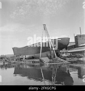 Navire détruit en construction à quai, mai 1945, ports, Seconde Guerre mondiale, pays-Bas, agence de presse du xxe siècle photo, nouvelles à retenir, documentaire, photographie historique 1945-1990, histoires visuelles, L'histoire humaine du XXe siècle, immortaliser des moments dans le temps Banque D'Images