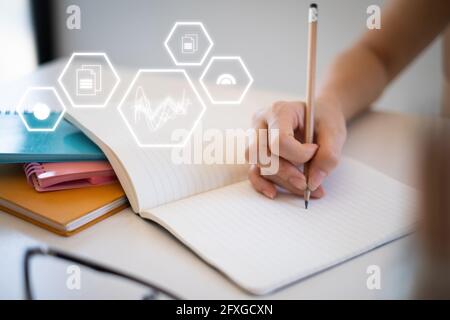 Une fille pratique des exercices de base de cours par vidéo sur ordinateur portable avant la classe en ligne. Social distance.rester à la maison. Nouvelle normale. Concept du coronavirus Covid-19. Banque D'Images