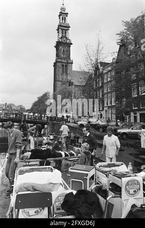 Les infirmières naviguent avec un navire-hôpital à travers les canaux d'Amsterdam, 7 mai 1983, actions, soins de santé, Canaux, navires, infirmières, pays-Bas, Agence de presse du XXe siècle photo, nouvelles à retenir, documentaire, photographie historique 1945-1990, histoires visuelles, L'histoire humaine du XXe siècle, immortaliser des moments dans le temps Banque D'Images