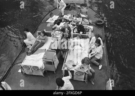 Les infirmières naviguent avec un navire-hôpital à travers les canaux d'Amsterdam, 7 mai 1983, actions, soins de santé, Canaux, navires, infirmières, pays-Bas, Agence de presse du XXe siècle photo, nouvelles à retenir, documentaire, photographie historique 1945-1990, histoires visuelles, L'histoire humaine du XXe siècle, immortaliser des moments dans le temps Banque D'Images