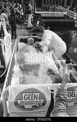 Les infirmières naviguent avec un navire-hôpital à travers les canaux d'Amsterdam, 7 mai 1983, actions, soins de santé, Canaux, navires, infirmières, pays-Bas, Agence de presse du XXe siècle photo, nouvelles à retenir, documentaire, photographie historique 1945-1990, histoires visuelles, L'histoire humaine du XXe siècle, immortaliser des moments dans le temps Banque D'Images