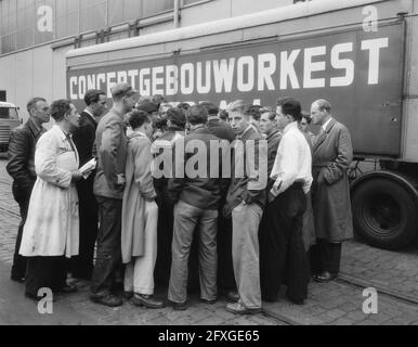 Départ de l'Orchestre Concertgebouw pour l'Amérique, départ de Rotterdam par Rijndam, 1er octobre 1954, orchestres, pays-Bas, agence de presse du xxe siècle photo, nouvelles à retenir, documentaire, photographie historique 1945-1990, histoires visuelles, L'histoire humaine du XXe siècle, immortaliser des moments dans le temps Banque D'Images