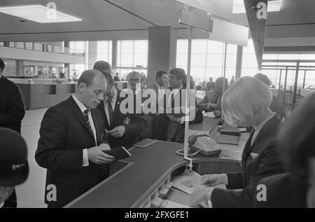 Départ de l'équipe nationale néerlandaise en Hongrie, 8 mai 1967, équipes, sports, Départs, football, pays-Bas, agence de presse du XXe siècle photo, news to remember, documentaire, photographie historique 1945-1990, histoires visuelles, L'histoire humaine du XXe siècle, immortaliser des moments dans le temps Banque D'Images