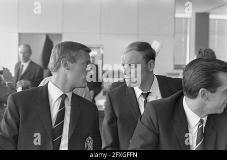 Départ de l'équipe nationale néerlandaise en Hongrie, 8 mai 1967, équipes, sports, Départs, football, pays-Bas, agence de presse du XXe siècle photo, news to remember, documentaire, photographie historique 1945-1990, histoires visuelles, L'histoire humaine du XXe siècle, immortaliser des moments dans le temps Banque D'Images