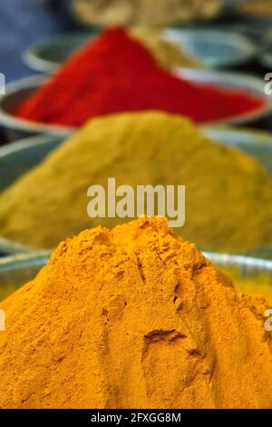 Curcuma curcuma en poudre et piment en poudre sur le marché des épices en Inde Banque D'Images