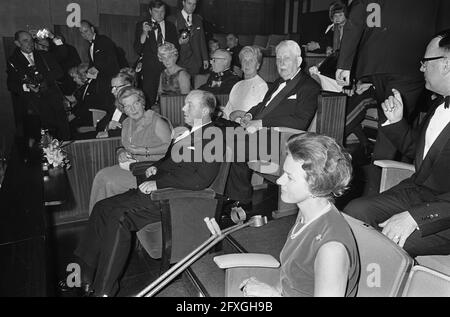 Queen Juliana à la première du film The Tamed Shrew dans le cinéma du midi à Amsterdam. La reine en loge avec G. Krayenhoff (président de la Croix-Rouge), 27 septembre 1967, cinémas, maires, réalisateurs, films, reines, famille royale, premiers ministres, Pays-Bas, Agence de presse du XXe siècle photo, nouvelles à retenir, documentaire, photographie historique 1945-1990, histoires visuelles, L'histoire humaine du XXe siècle, immortaliser des moments dans le temps Banque D'Images