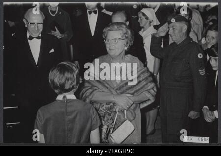 Queen Juliana à la première du film The Tamed Shrew dans le cinéma du midi à Amsterdam. La reine est offerte des fleurs par W. Smulders, 27 septembre 1967, cinémas, maires, queens, famille royale, pays-Bas, agence de presse du XXe siècle photo, news to remember, documentaire, photographie historique 1945-1990, histoires visuelles, L'histoire humaine du XXe siècle, immortaliser des moments dans le temps Banque D'Images
