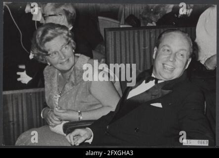 Queen Juliana à la première du film The Tamed Shrew dans le cinéma du midi à Amsterdam. La reine en loge avec G. Krayenhoff (président de la Croix-Rouge), 27 septembre 1967, cinémas, maires, réalisateurs, films, reines, famille royale, premiers ministres, Pays-Bas, Agence de presse du XXe siècle photo, nouvelles à retenir, documentaire, photographie historique 1945-1990, histoires visuelles, L'histoire humaine du XXe siècle, immortaliser des moments dans le temps Banque D'Images