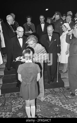 Queen Juliana à la première du film The Tamed Shrew dans le cinéma du midi à Amsterdam. The Queen est offert fleurs par W. Smulders, 27 septembre 1967, cinémas, films, queens, famille royale, premières, pays-Bas, agence de presse du XXe siècle photo, news to remember, documentaire, photographie historique 1945-1990, histoires visuelles, L'histoire humaine du XXe siècle, immortaliser des moments dans le temps Banque D'Images