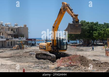 11 mai 2021 Chypre, Paphos. Des machines lourdes et du matériel de construction travaillent à la rénovation de la chaussée près du port dans le centre-ville de Paphos. Route Banque D'Images