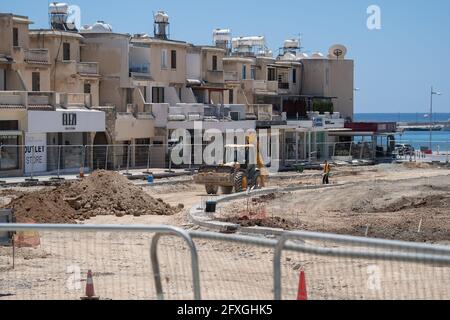 11 mai 2021 Chypre, Paphos. Travaux de construction avec du matériel de construction et des ouvriers de rénovation routière dans la ville près du port. Travaux de construction de routes Banque D'Images