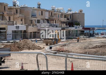 11 mai 2021 Chypre, Paphos. Des machines lourdes et du matériel de construction travaillent à la rénovation de la chaussée près du port dans le centre-ville de Paphos. Route Banque D'Images