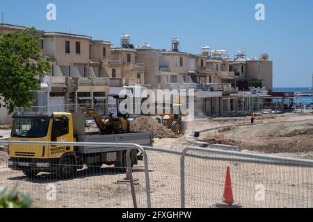 11 mai 2021 Chypre, Paphos. Travaux de construction avec du matériel de construction et des ouvriers de rénovation routière dans la ville près du port. Travaux de construction de routes Banque D'Images