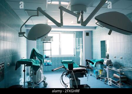 L'équipement et des appareils médicaux en salle d'opération moderne Banque D'Images