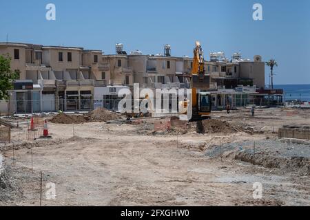 11 mai 2021 Chypre, Paphos. Des machines lourdes et du matériel de construction travaillent à la rénovation de la chaussée près du port dans le centre-ville de Paphos. Route Banque D'Images