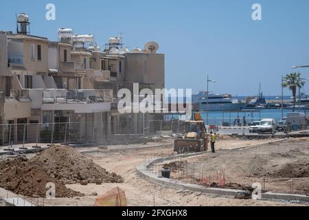 11 mai 2021 Chypre, Paphos. Des machines lourdes et du matériel de construction travaillent à la rénovation de la chaussée près du port dans le centre-ville de Paphos. Route Banque D'Images