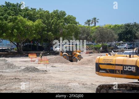 11 mai 2021 Chypre, Paphos. Travaux de construction avec du matériel de construction et des ouvriers de rénovation routière dans la ville près du port. Travaux de construction de routes Banque D'Images