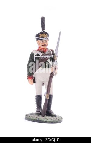 Soldat d'étain officier non commissionné du bataillon de sapeurs des gardes de la vie, 1813 isolé sur blanc Banque D'Images