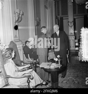 Victor E. van Vriesland 60 ans. Le Professeur Donkersloot félicite, 25 octobre 1952, pays-Bas, agence de presse du XXe siècle photo, news to Remember, documentaire, photographie historique 1945-1990, histoires visuelles, L'histoire humaine du XXe siècle, immortaliser des moments dans le temps Banque D'Images