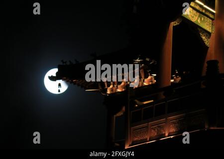 Taiyuan, Taiyuan, Chine. 27 mai 2021. Le 26 mai 2021, la 'Super Moon' est apparue dans le ciel nocturne de Taiyuan, Shanxi. La photo montre la 'Super Moon' contre les anciens bâtiments du parc Yingze à Taiyuan. Crédit : SIPA Asia/ZUMA Wire/Alay Live News Banque D'Images