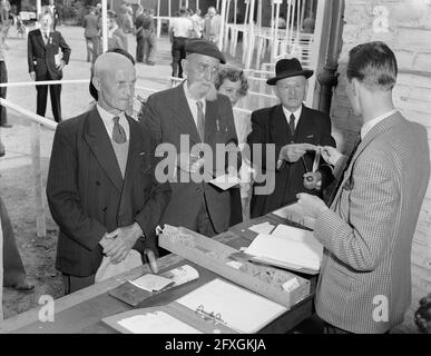 Quatre jours Marches Nijmegen enregistrement jour, 25 juillet 1955, randonneurs, randonnée, pays-Bas, agence de presse du xxe siècle photo, nouvelles à retenir, documentaire, photographie historique 1945-1990, histoires visuelles, L'histoire humaine du XXe siècle, immortaliser des moments dans le temps Banque D'Images