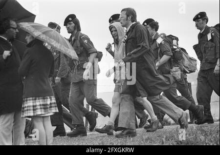 Marches de Nimègue (1er jour); participants sous la pluie, 16 juillet 1974, PLUIE, VIERDAAGSE, pays-Bas, agence de presse du xxe siècle photo, nouvelles à retenir, documentaire, photographie historique 1945-1990, histoires visuelles, L'histoire humaine du XXe siècle, immortaliser des moments dans le temps Banque D'Images