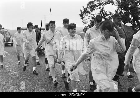 Marches de Nimègue (1er jour); participants sous la pluie, 16 juillet 1974, REGEN, VIERDAAGSE, pays-Bas, agence de presse du xxe siècle photo, nouvelles à retenir, documentaire, photographie historique 1945-1990, histoires visuelles, L'histoire humaine du XXe siècle, immortaliser des moments dans le temps Banque D'Images