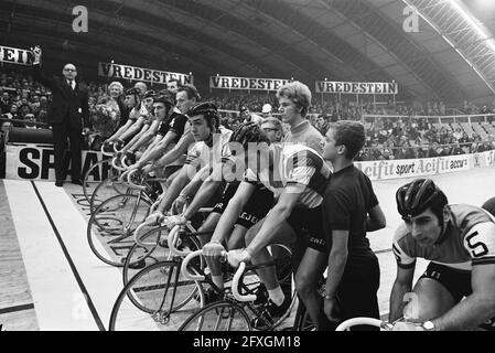 Quatrième Amsterdam six jours de vélo dans la RAI. Alderman Verhey décharge le pistolet de démarrage, 11 décembre 1969, WIELRENNEN, pays-Bas, agence de presse du xxe siècle photo, nouvelles à retenir, documentaire, photographie historique 1945-1990, histoires visuelles, L'histoire humaine du XXe siècle, immortaliser des moments dans le temps Banque D'Images