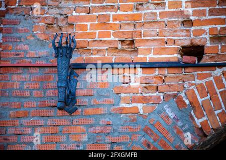 Support de torche métallique sur un vieux mur de briques. Fragment du Kremlin de Kolomna. Kolomna, Russie. Banque D'Images