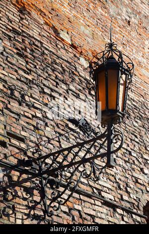 Lanterne sur un vieux mur de briques. Fragment du Kremlin de Kolomna. Kolomna, Russie. Banque D'Images