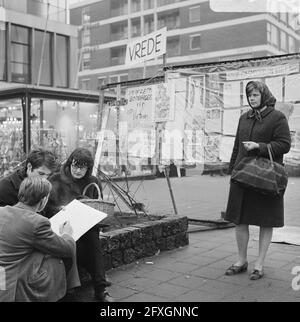 Démonstration au Vietnam à Rotterdam. Ici au consulat américain à Hoogstraat, 22 décembre 1967, CONSULATS, pays-Bas, agence de presse du xxe siècle photo, nouvelles à retenir, documentaire, photographie historique 1945-1990, histoires visuelles, L'histoire humaine du XXe siècle, immortaliser des moments dans le temps Banque D'Images