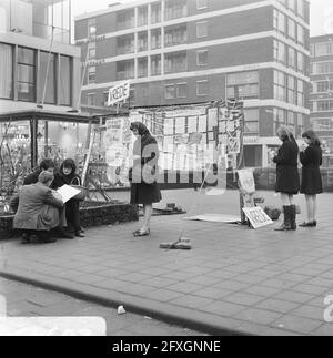 Démonstration au Vietnam à Rotterdam. Ici au consulat américain à Hoogstraat, 22 décembre 1967, CONSULATS, pays-Bas, agence de presse du xxe siècle photo, nouvelles à retenir, documentaire, photographie historique 1945-1990, histoires visuelles, L'histoire humaine du XXe siècle, immortaliser des moments dans le temps Banque D'Images