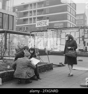 Démonstration au Vietnam à Rotterdam. Ici au consulat américain à Hoogstraat, 22 décembre 1967, CONSULATS, pays-Bas, agence de presse du xxe siècle photo, nouvelles à retenir, documentaire, photographie historique 1945-1990, histoires visuelles, L'histoire humaine du XXe siècle, immortaliser des moments dans le temps Banque D'Images