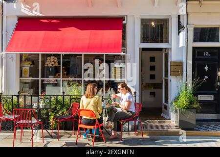 Les jeunes femmes apprécient le déjeuner au traiteur Ottolenghi sur Motcomb Street à Belgravia, Londres, Angleterre, Royaume-Uni. Banque D'Images