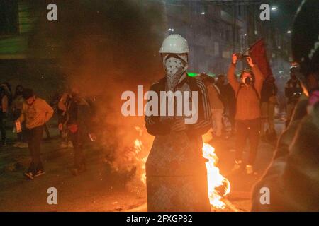 Bogota, Colombie. 26 mai 2021. Les gens se couvrent de boucliers contre les attaques de la police du 26 mai 2021 à Bogotá, en Colombie. Crédit : Daniel Garzon Herazo/ZUMA Wire/Alay Live News Banque D'Images