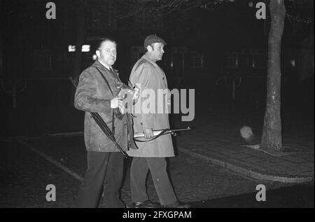 Vingt-cinq ans d'Israël en RAI, police avec les carbines RAI, 6 mai 1973, POLICE, anniversaires, Pays-Bas, Agence de presse du XXe siècle photo, nouvelles à retenir, documentaire, photographie historique 1945-1990, histoires visuelles, L'histoire humaine du XXe siècle, immortaliser des moments dans le temps Banque D'Images
