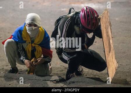 Bogota, Colombie. 26 mai 2021. Les gens se couvrent de boucliers contre les attaques de la police du 26 mai 2021 à Bogotá, en Colombie. Crédit : Daniel Garzon Herazo/ZUMA Wire/Alay Live News Banque D'Images