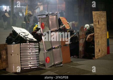 Bogota, Colombie. 26 mai 2021. Les gens se couvrent de boucliers contre les attaques de la police du 26 mai 2021 à Bogotá, en Colombie. Crédit : Daniel Garzon Herazo/ZUMA Wire/Alay Live News Banque D'Images