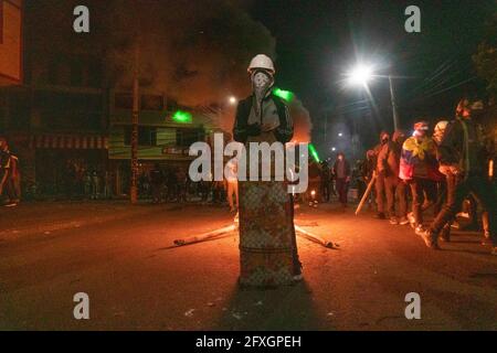 Bogota, Colombie. 26 mai 2021. Les gens se couvrent de boucliers contre les attaques de la police du 26 mai 2021 à Bogotá, en Colombie. Crédit : Daniel Garzon Herazo/ZUMA Wire/Alay Live News Banque D'Images