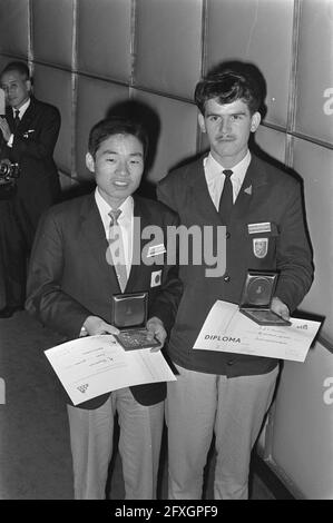 Quinzième Concours international de formation professionnelle 1966, cérémonie de remise des prix à Utrecht, à gauche japonais K. Haya Kawa, à droite Dutchman J.J.C. Buda, 28 juin 1966, NOMINATIONS, cérémonies de remise de prix, Concours, pays-Bas, photo de l'agence de presse du XXe siècle, nouvelles à retenir, documentaire, photographie historique 1945-1990, histoires visuelles, L'histoire humaine du XXe siècle, immortaliser des moments dans le temps Banque D'Images