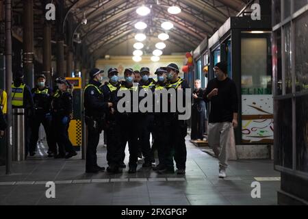 Melbourne, Australie 27 mai 2021, la police attend à ses côtés avant un rassemblement rapide de manifestants anti-verrouillage devant la gare de Flinders Street à Melbourne, où les manifestants expriment leur opinion sur le confinement de 7 jours qui doit commencer à minuit ce soir. Crédit : Michael Currie/Alay Live News Banque D'Images