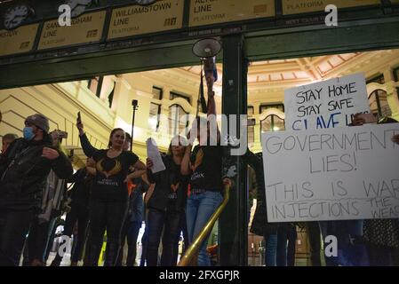 Melbourne, Australie. 27 mai 2021. Après l'annonce d'un confinement de 7 jours par le gouvernement victorien, les manifestants anti-verrouillage se réunissent à l'extérieur de la gare de Flinders Street pour exprimer leur colère, exigeant qu'ils ne se conforment pas. Protestation anti-lock-don. Melbourne, Australie Credit: Jay Kogler/Alay Live News Banque D'Images