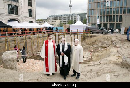 Berlin, Allemagne. 27 mai 2021. Le pasteur Gregor Hohberg (l-r), le rabbin Andreas Nachama et l'imam Kadir Sanci se tiennent devant les vestiges de l'église Saint-Pierre, qui a été détruite pendant la guerre, dans le quartier berlinois de Mitte, et participent à la pose de la pierre de fondation du bâtiment multi-religieux 'Maison d'un' à Berlin. La Maison d'un est un bâtiment sacré avec une synagogue, une église et une mosquée sous un même toit. Credit: Wolfgang Kumm/dpa/Alay Live News Banque D'Images