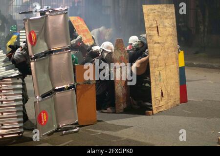 Bogota, Colombie. 26 mai 2021. Les gens se couvrent de boucliers contre les attaques de la police du 26 mai 2021 à Bogotá, en Colombie. Crédit : Daniel Garzon Herazo/ZUMA Wire/Alay Live News Banque D'Images