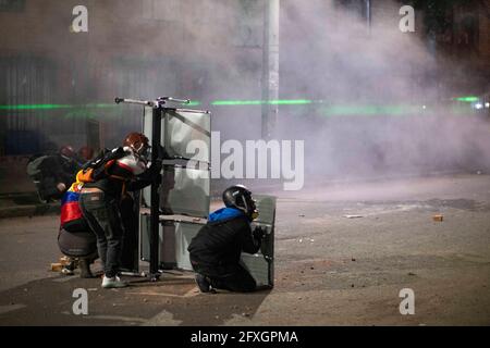 Bogota, Colombie. 26 mai 2021. Les gens se couvrent de boucliers contre les attaques de la police du 26 mai 2021 à Bogotá, en Colombie. Crédit : Daniel Garzon Herazo/ZUMA Wire/Alay Live News Banque D'Images